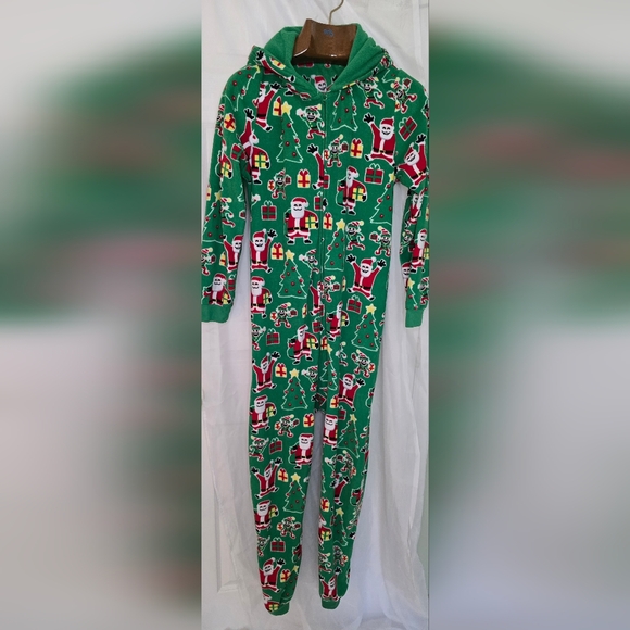 Place Other - Place Green Holiday Pajama Onesie Medium Unisex.